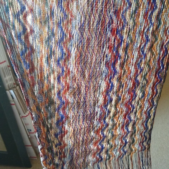 Beautiful woven waves silk scarf / wrap with tassels - Picture 4 of 9